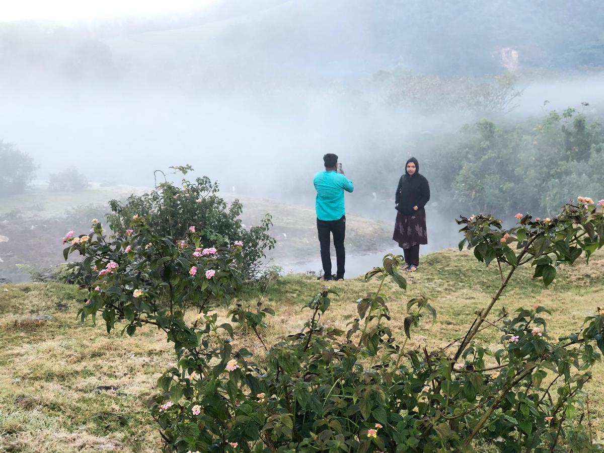 मुन्नार के पास नेमक्कड़ में तस्वीरें लेते पर्यटक। मुन्नार के पास नेमक्कड़ में तस्वीरें लेते पर्यटक।